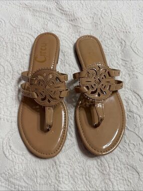 Circus by Sam Edelman Size 9.5 Tan Patent Thong Sandals with Cut out Medallion
